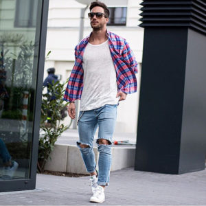 チェックシャツは主役 失敗しない海と街チェックシャツメンズコーデ